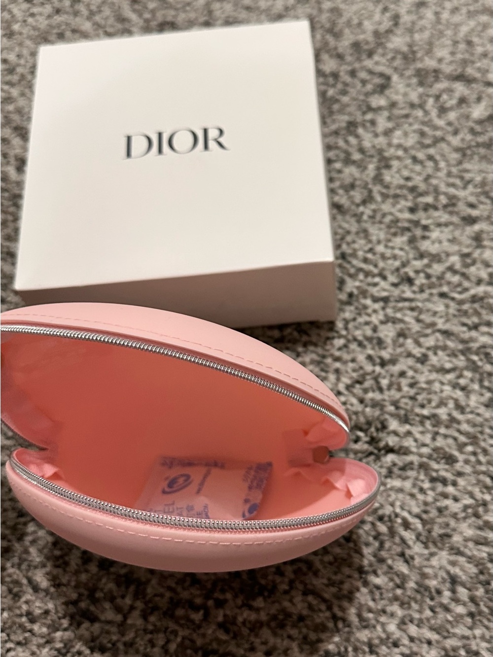 Dior soft pink round silicone zippered makeup pouch - Picture 6 of 6